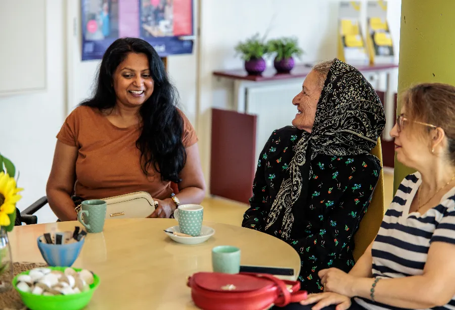 Vrolijk gesprek aan tafel met koffie