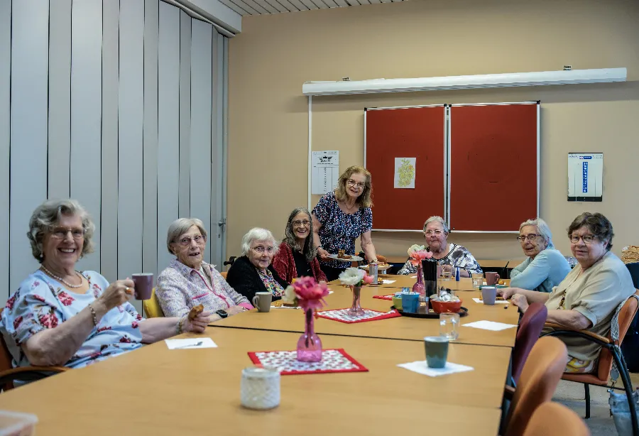 Visiteclub gezellig met elkaar aan tafel
