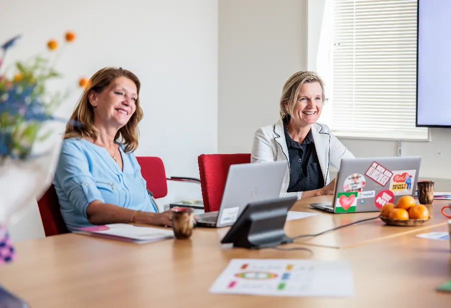 twee collega's aan tafel aan het werk