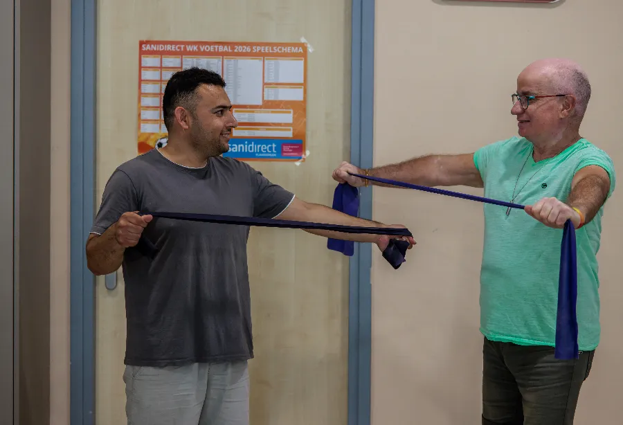 twee bezoekers sporten samen