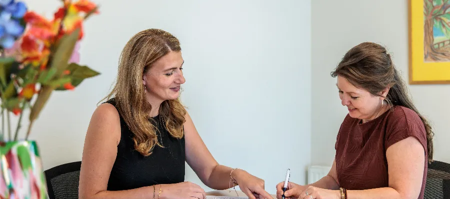 Collega's lezen een document aan tafel